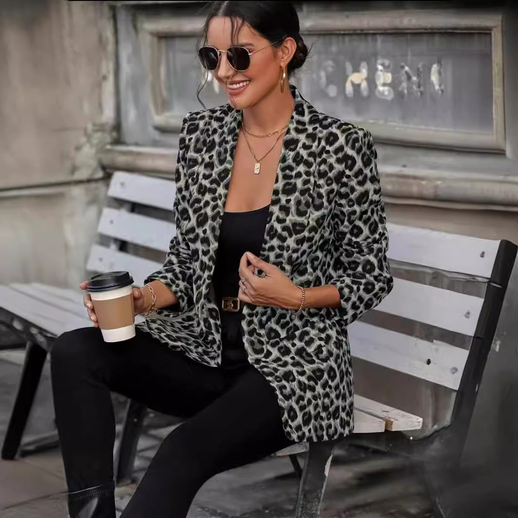 Dameblazer i trendy dyreprint med elegante slag og praktiske lommer
