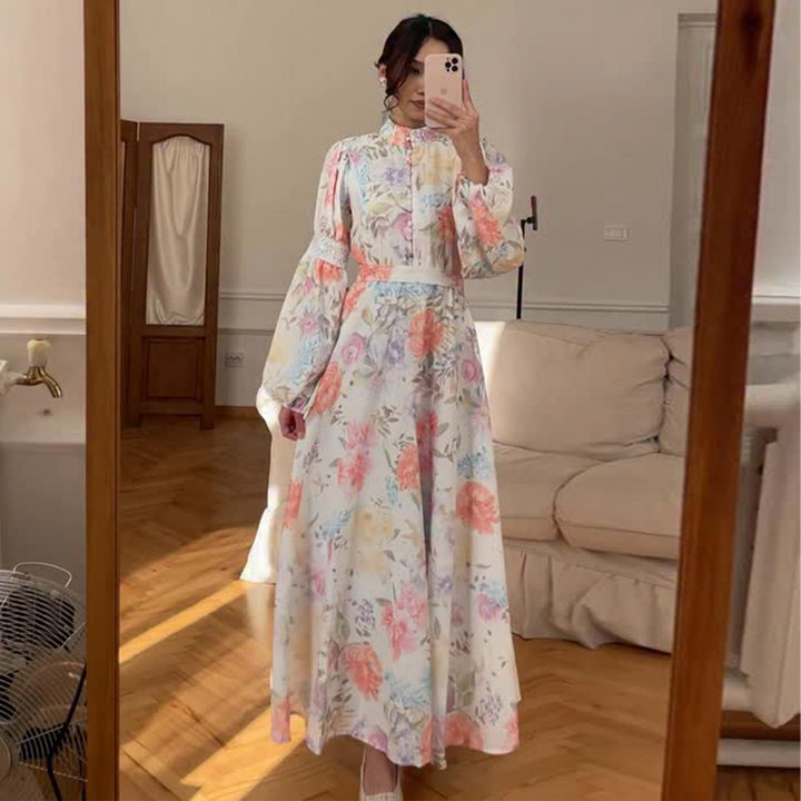 Dame maxi kjole med fint blomstermønster og elegante pufferm.