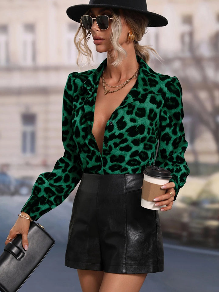 Damer Modebluse i leopardmønster med elegante puffærmer Skjora
