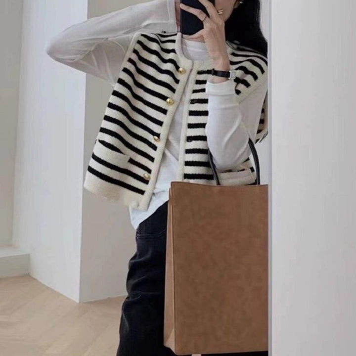 Dame strikket vest med elegante knapppdetaljer og klassiske striper Skjora