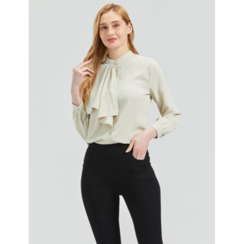 Damebluse med elegante volanger detaljer og krage Skjora