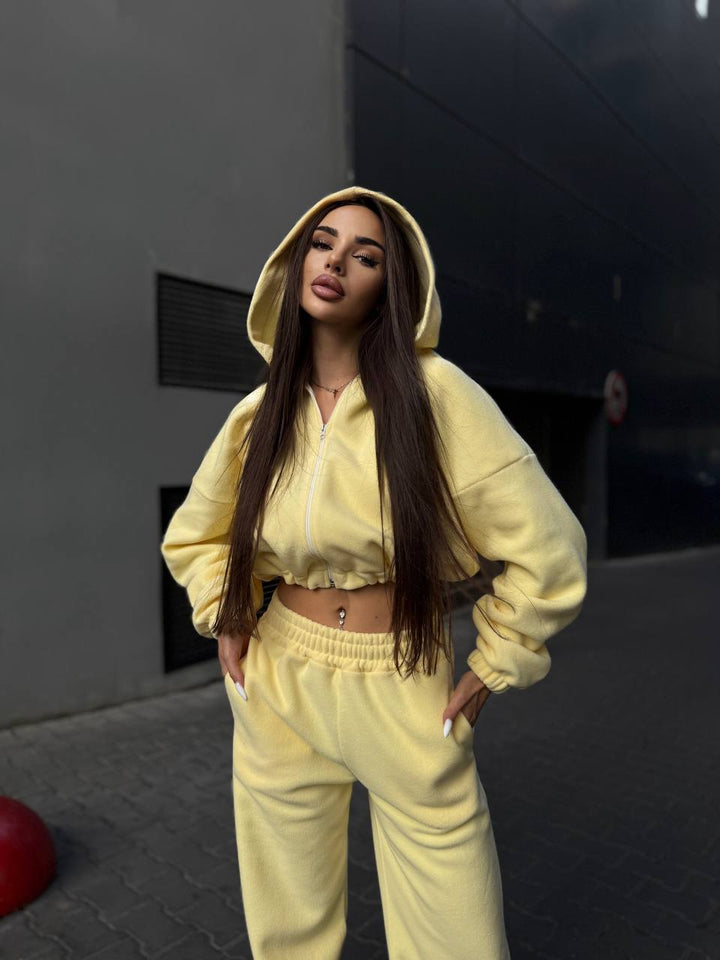 Kvinnelig cropped fleece drakt med praktiske lommer og elastisk midjebånd Skjora