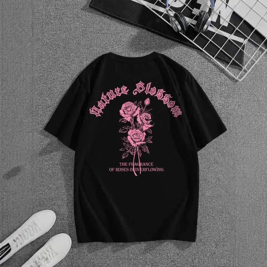 Dame T-skjorte med blomsterdesign og kreativ tekst Skjora