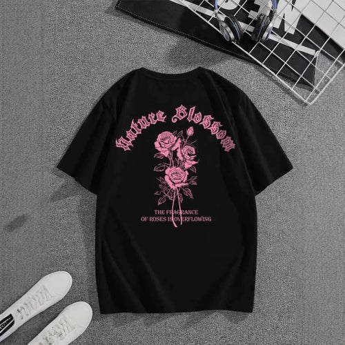 Dame T-skjorte med blomsterdesign og kreativ tekst Skjora