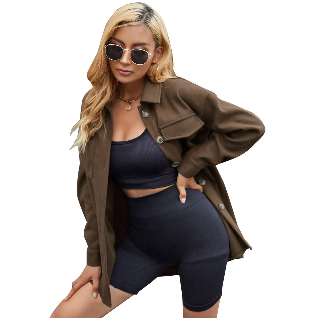 Kvinnelig uformell oversized skjortejakke laget av mykt materiale med praktiske lommer Skjora