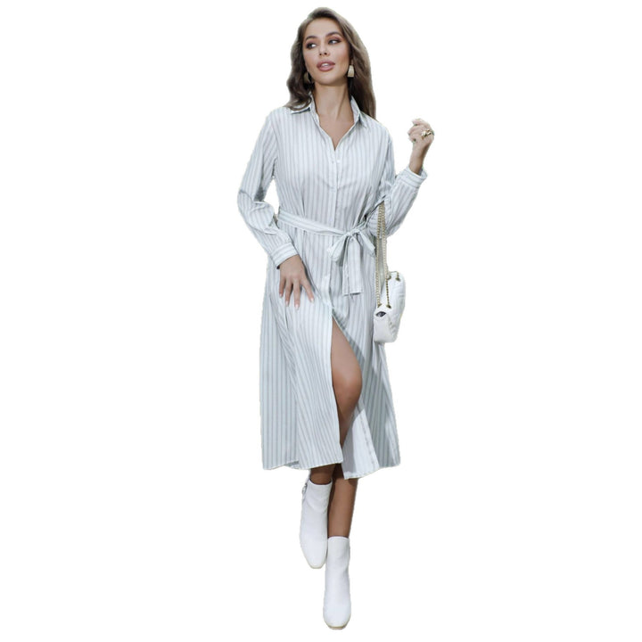 Kjolebluse for kvinner med stripete design og belte i midjen