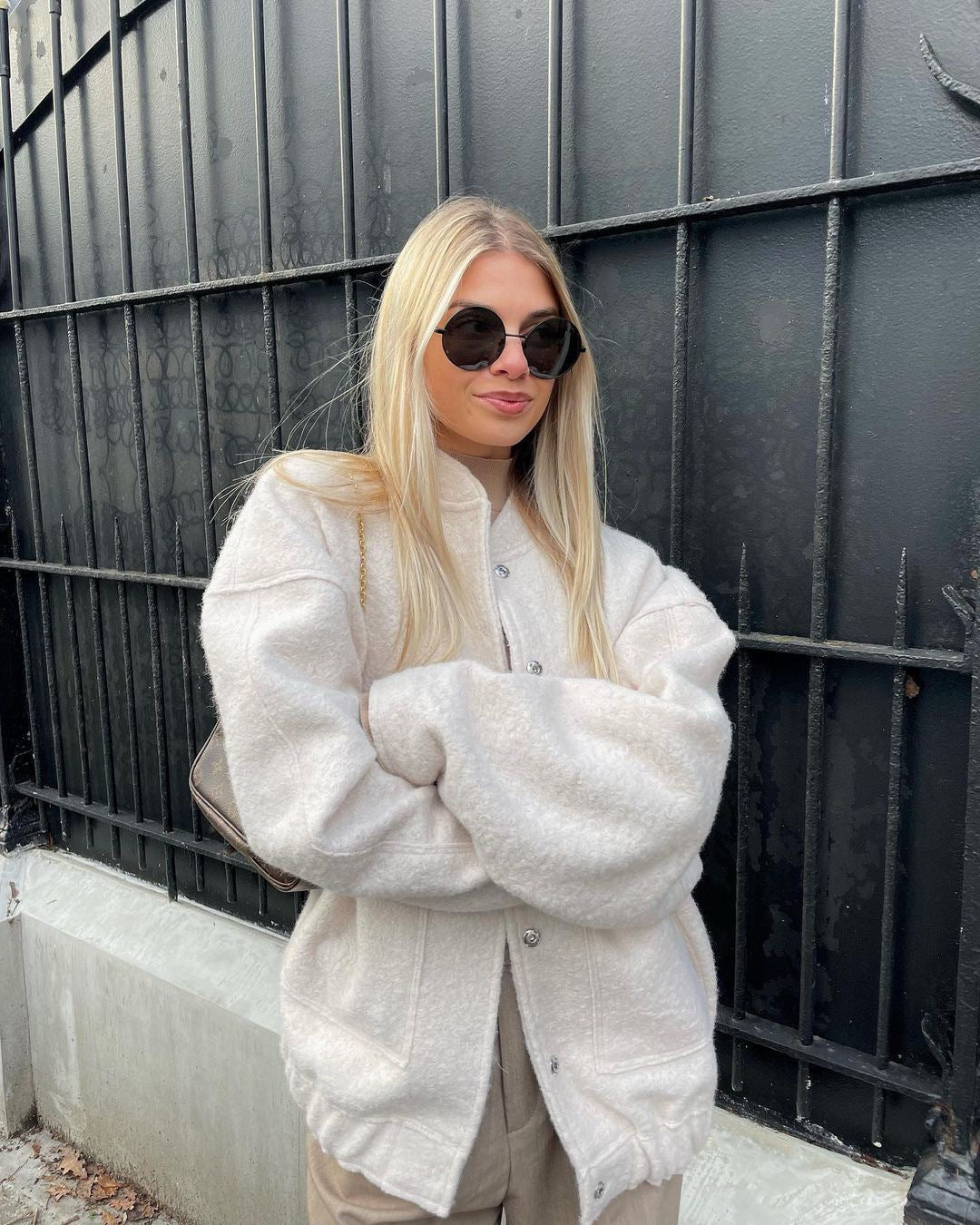Dame Oversized Ulljakke med knappfri design og myk fôr Skjora