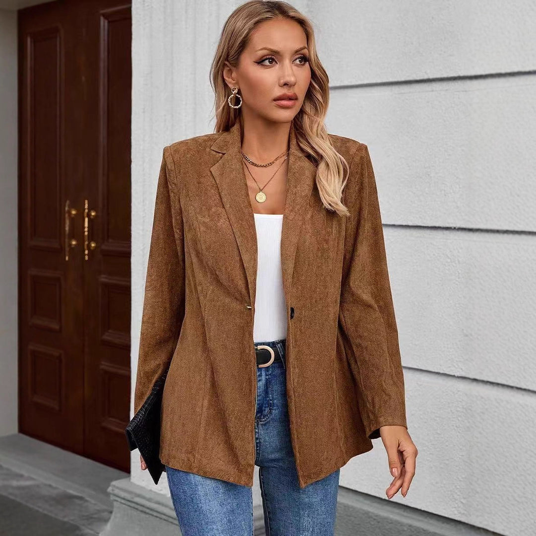 Kvinne Elegant Blazer laget av fløyelsmykt stoff med en strukturert overflate Skjora
