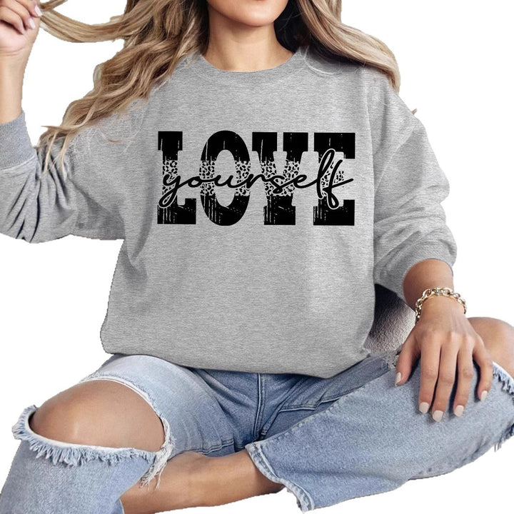 Kvinne genser med kreativ LOVE lettering og avslappet passform Skjora
