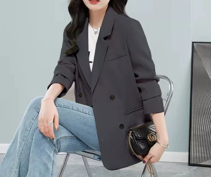 Kvinnelig stilren oversized blazer med dobbelt knepp og stilige detaljer Skjora