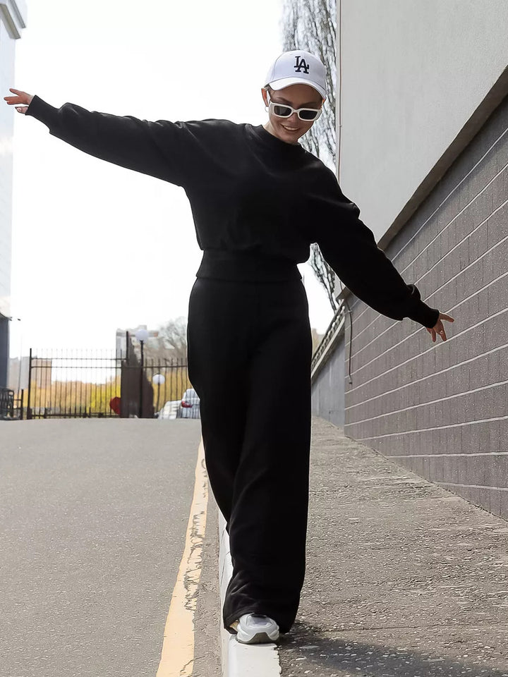 Kvinners sett med oversized hettegenser og vide treningbukser Skjora