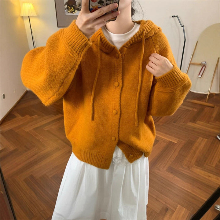 Kvinnens koselige oversized cardigan med hette og knappe detaljer Skjora
