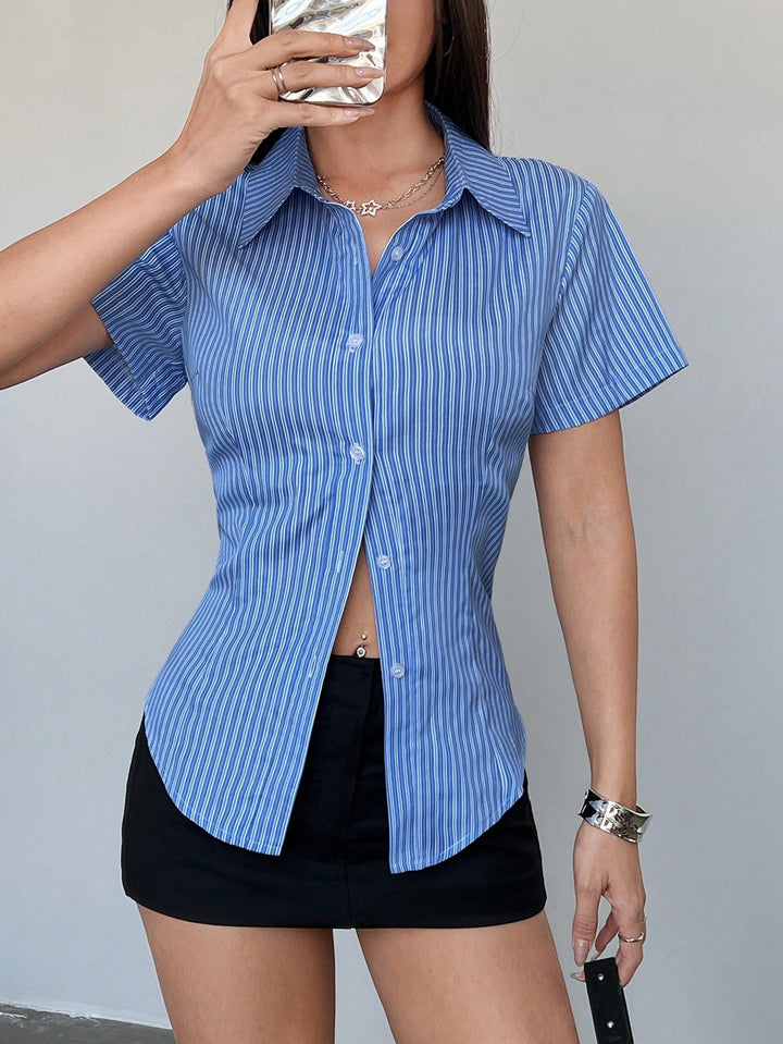 Dame figursydde kortermet bluse med fine striper Skjora