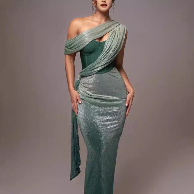 Kvinne Glamorous Maxi Kveldsdrakt med Asymmetrisk Utringning og Glitrende Drapering Design