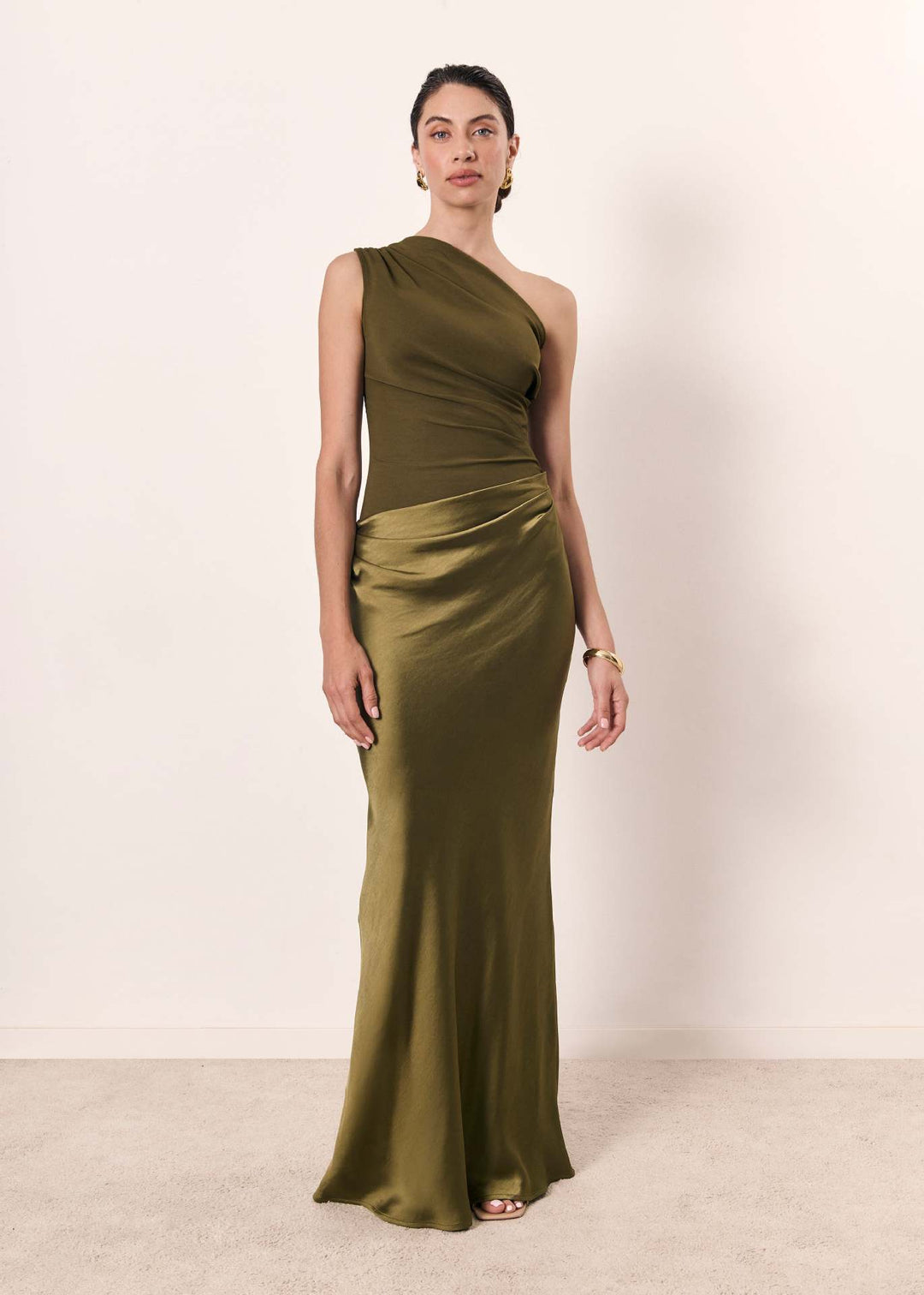 Dame elegant aftenkjole med asymmetrisk snitt og flytende design Skjora