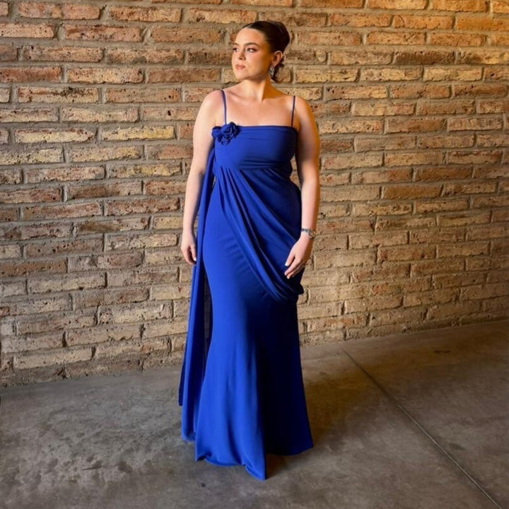 Dame stroppeløst aftenkjole med elegant drapering Skjora