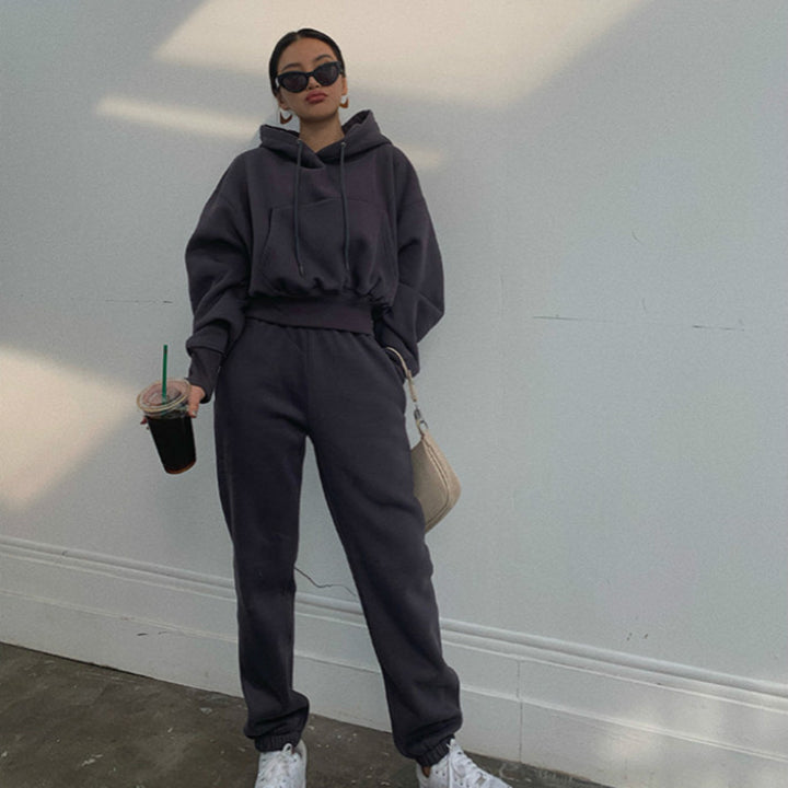 Kvinnelig.casual.hoodie.med.høy.livlinje.og.behagelige.joggebukser.Skjora
