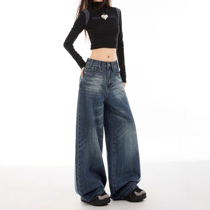 Kvinne tillegg jeans i trendy brukt utseende Skjora