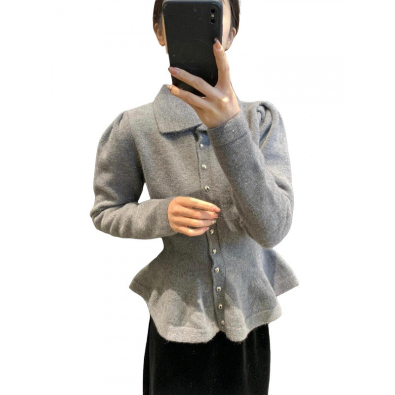 Kvinnelig peplum topp laget av myk strikk med elegante knapper Skjora