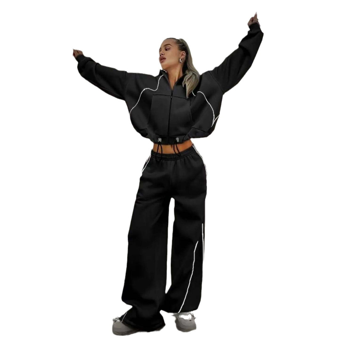Kvinnelig sporty oversized sett med hettejakke og vide bukser Skjora