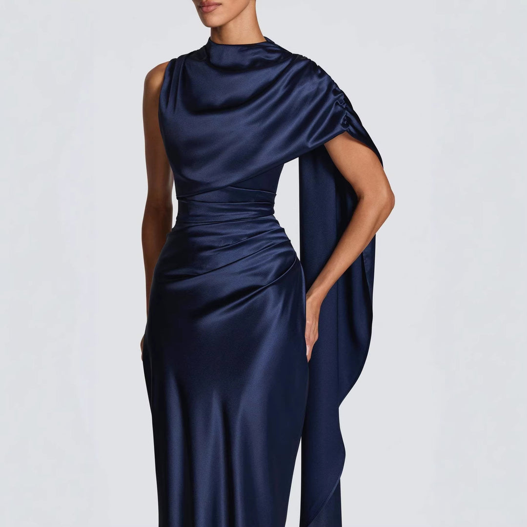 Kvinnens elegante maxi kjole med asymmetrisk topp og flytende sateng