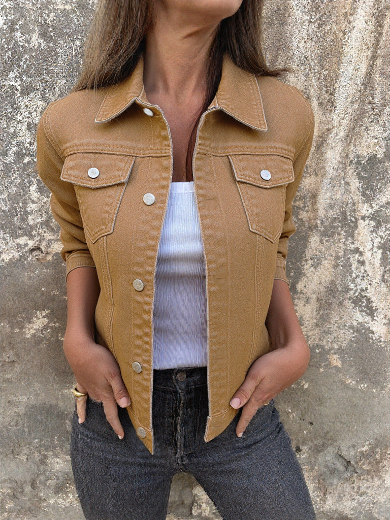 Kvinne denimjakke i moderne snitt med praktiske brystlommer Skjora