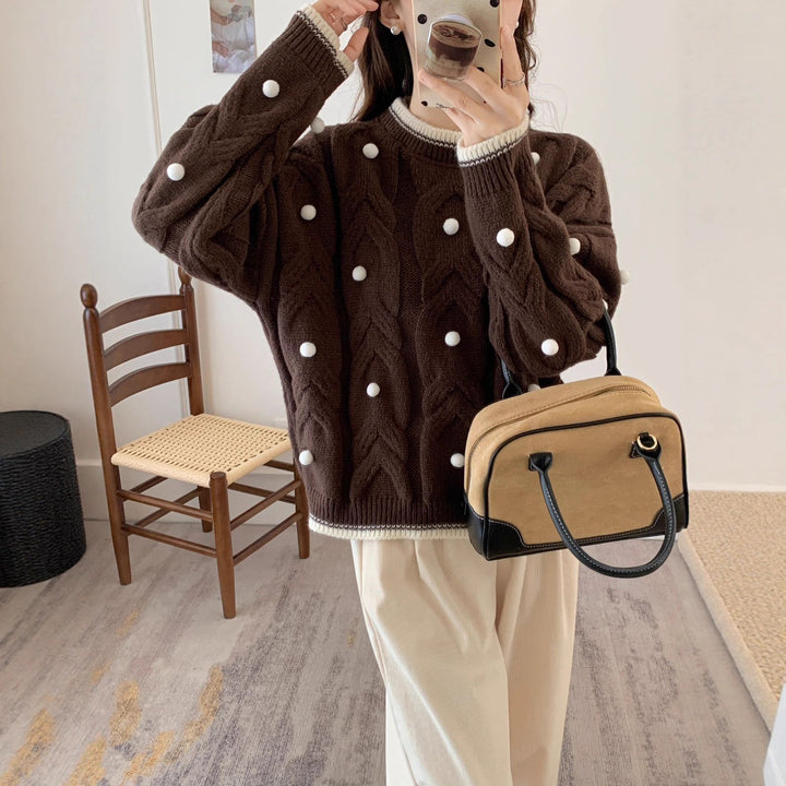 Kvinnens chunky strikket oversized genser med avslappet kabelmønster og lekne applikasjoner Skjora