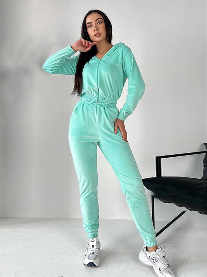 Kvinner's Velour Joggedrakt med Fasjonabel Kuttet Design og Praktisk Glidelås Skjora
