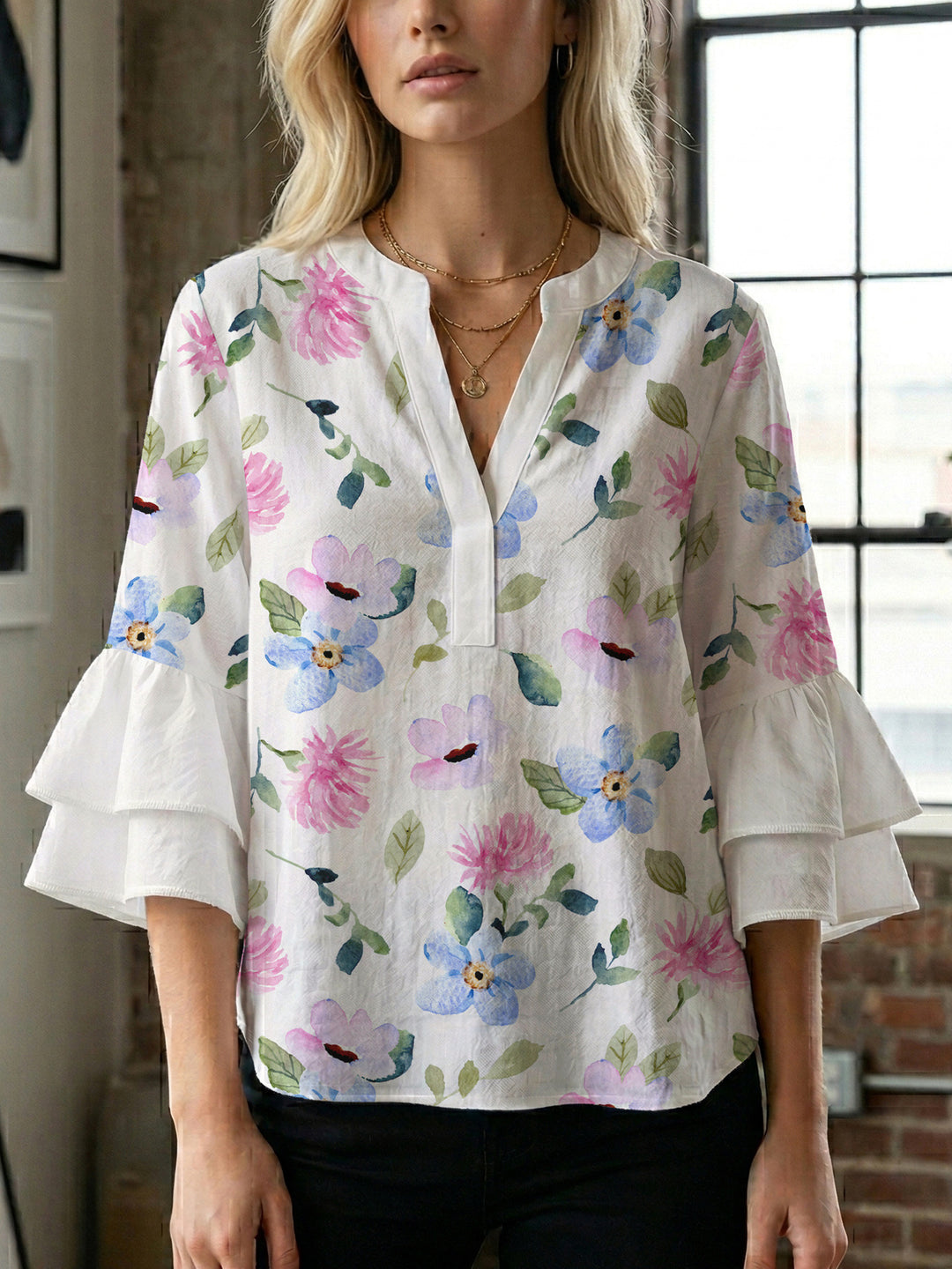 Damer elegant bluse skjorte med voluminøse rysjermer og grafisk blomsterdesign Skjora