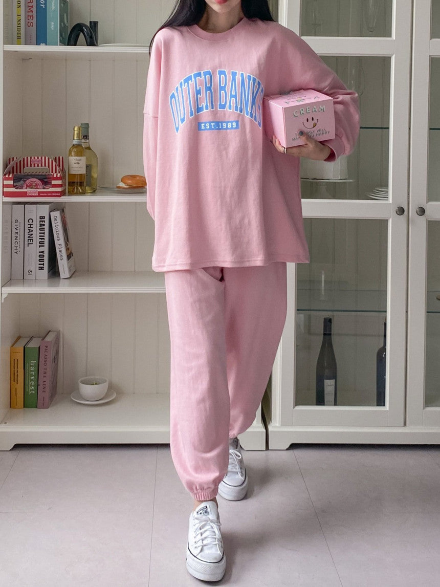 Kvinnens avslappede hettegenser og joggebukser sett med brodert logo Skjora