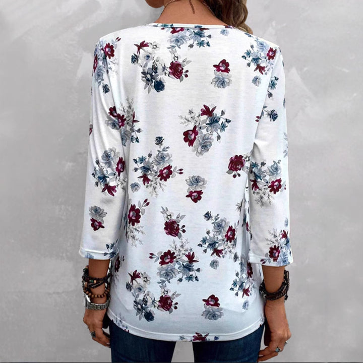 Kvinnebluse med blomstermønster og knappdetaljer Skjora