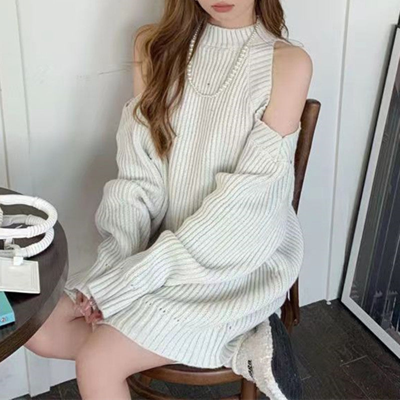 Kvinnes strikket kjole med off-the-shoulder look og ribbet tekstur Skjora