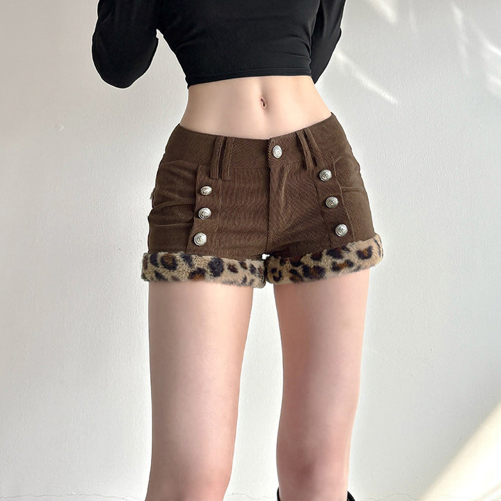 Dame shorts med elegante knappdetaljer og trendy leopardbesetning Skjora