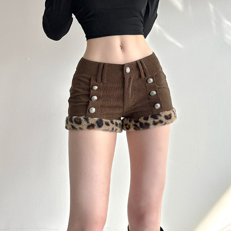 Dame stilige cordshorts med kragefringer og dekorative knapper Skjora