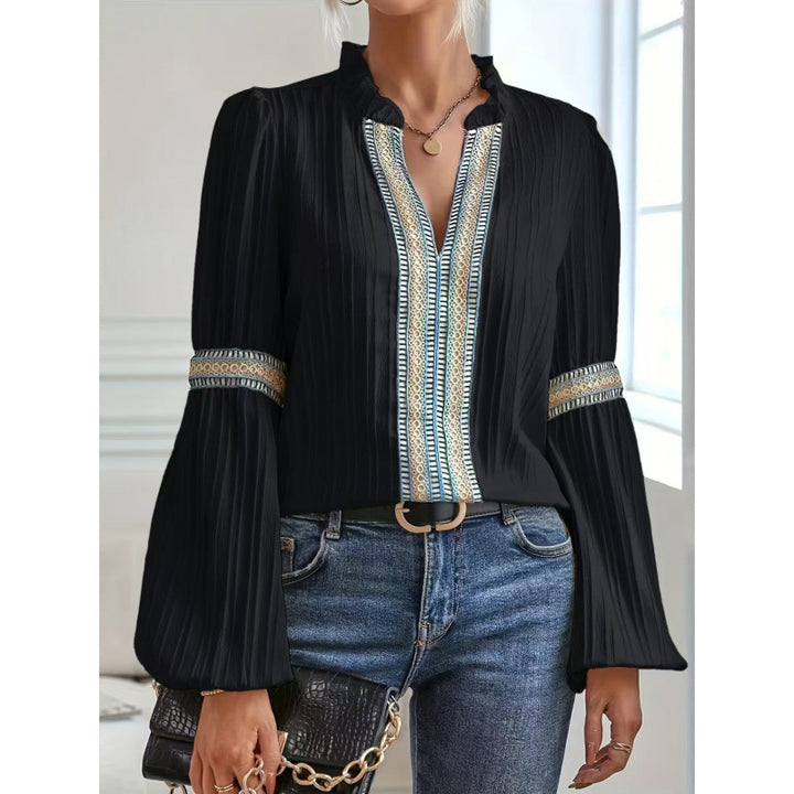 Elegant plisserte bluse for kvinner med volangdetaljer Skjora