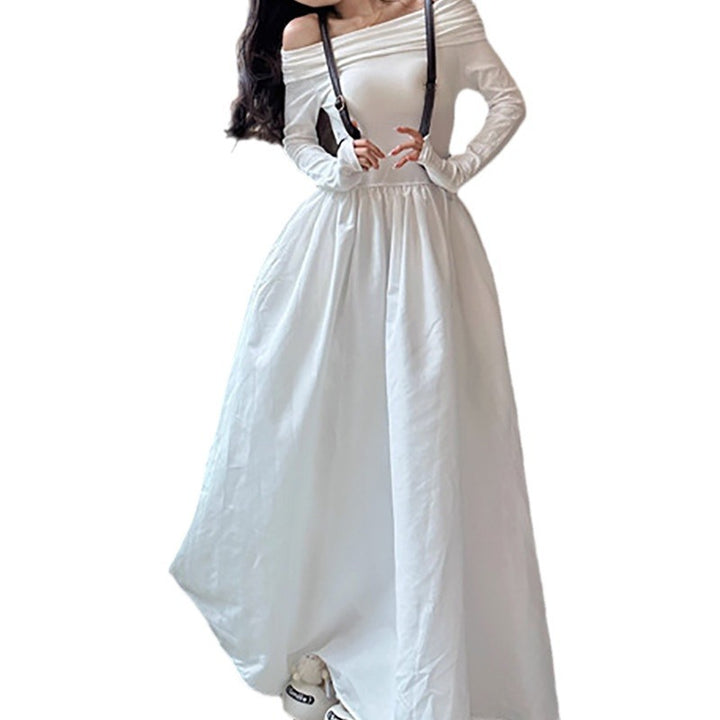 Kvinne elegant av-shoulder maxi kjole med moderne stropp detaljer Skjora