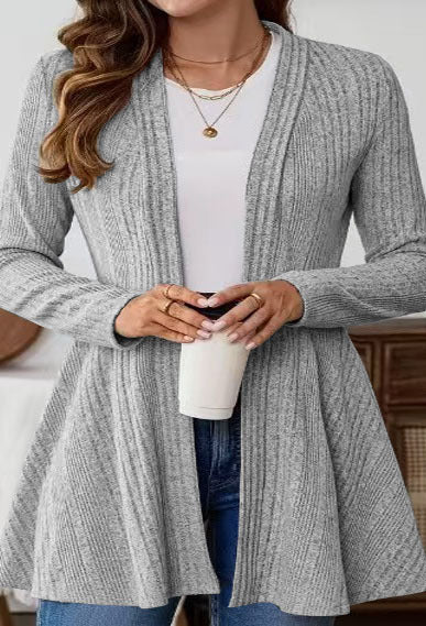Dame lang cardigan med moderne ribbdesign og skreddersøm Skjora
