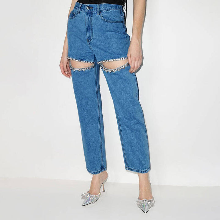 Damejeans med et ekstravagant utskårent design og glitrende utsmykninger