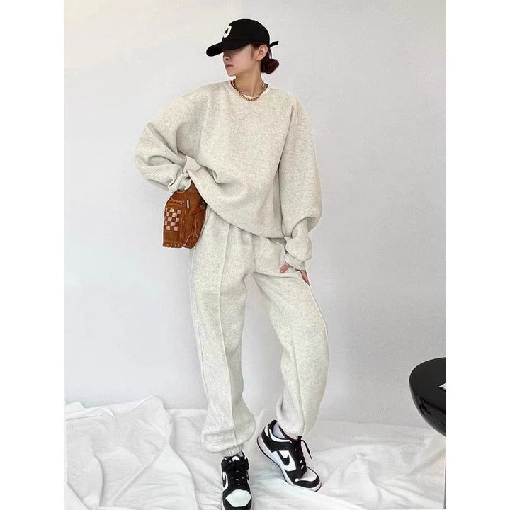 Kvinnens komfortable oversized genser og joggebukse sett med elastisk midje og sidelommer Skjora