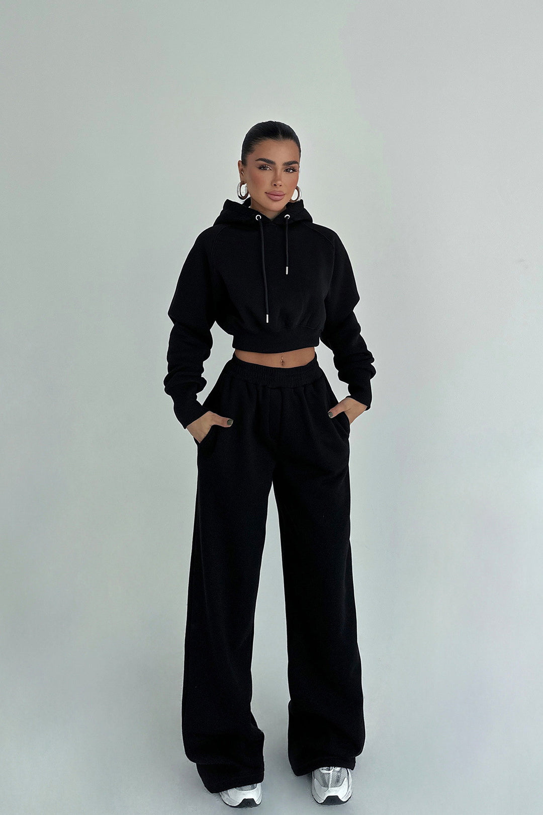 Kvinners stilige og komfortable cropped hoodie sett med elastisk midje Skjora