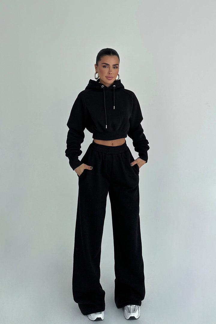 Dame kort hoodie og løse joggebukser i avslappet design Skjora