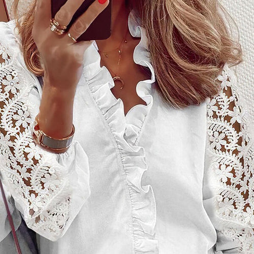 Kvinnens elegante bluse med volangdetaljer og blondeermer Skjora