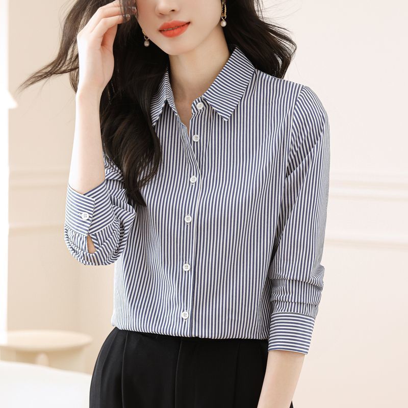 Kvinne stripete bluse med elegant krage Skjora