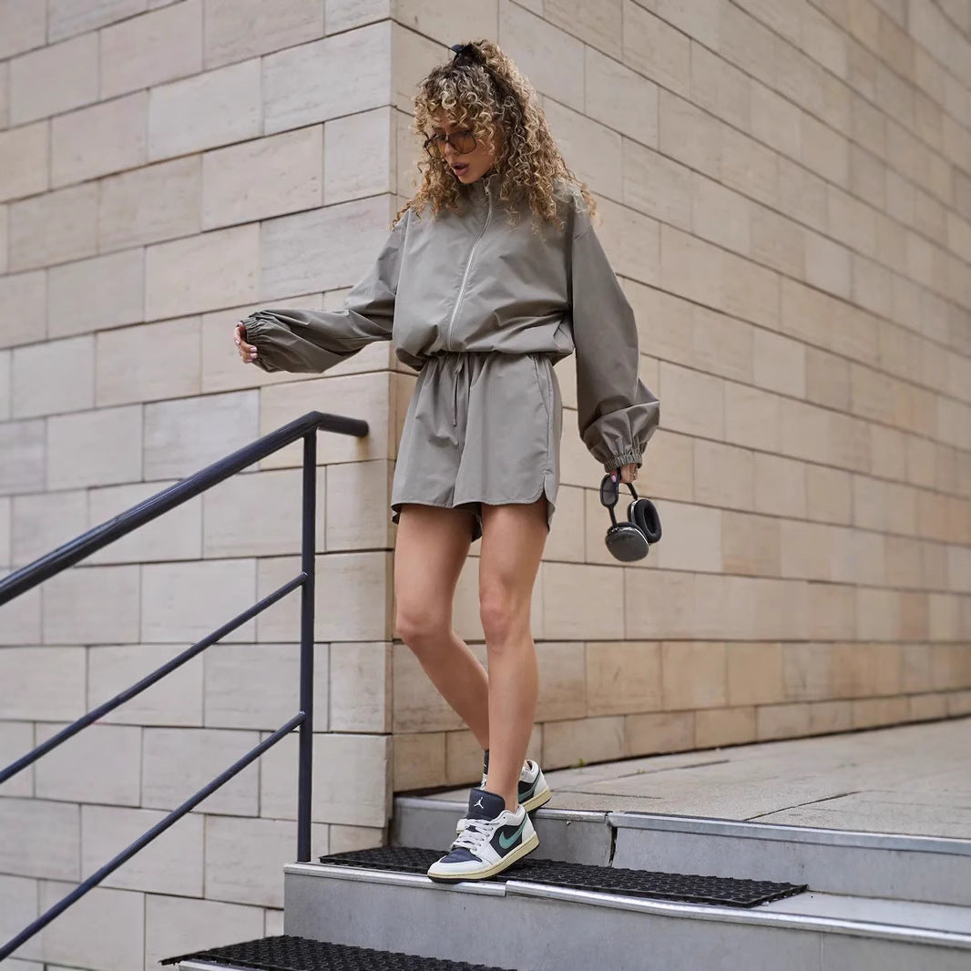Kvinnens moteriktige sportssett med blouson-stil jakke og casual shorts Skjora