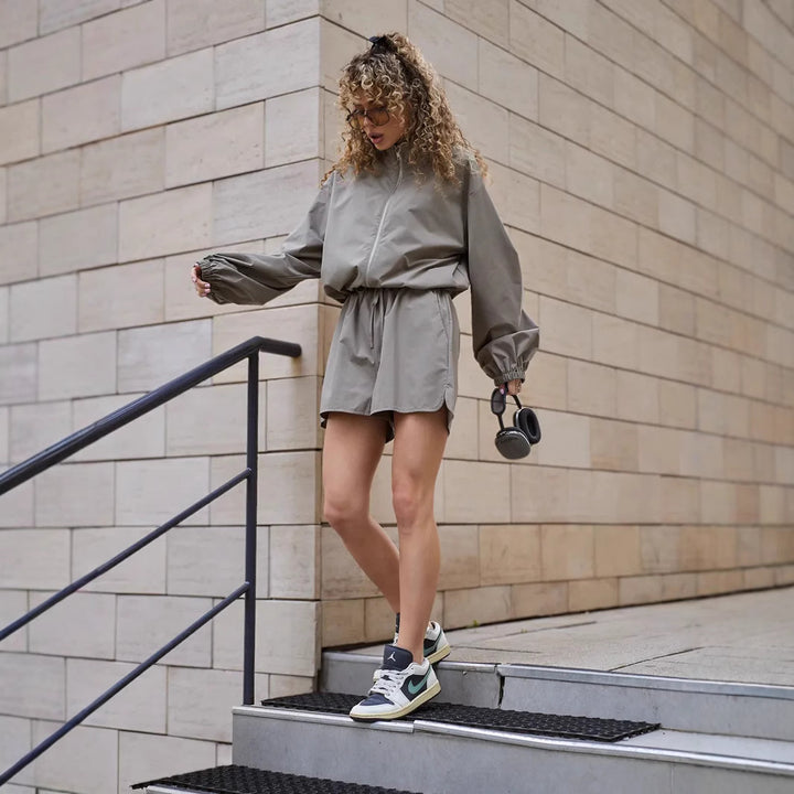 Kvinnens moteriktige sportssett med blouson-stil jakke og casual shorts Skjora