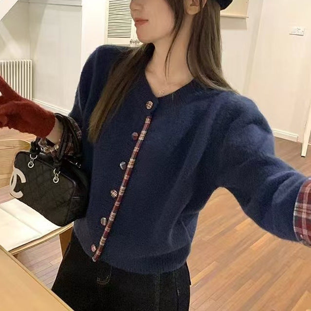 Kvinnens fashionable cardigan med sjakkmønster og praktiske knapper Skjora