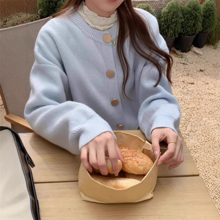 Kvinnens koselige strikkekåpe med knappedesign og fin tekstur Skjora