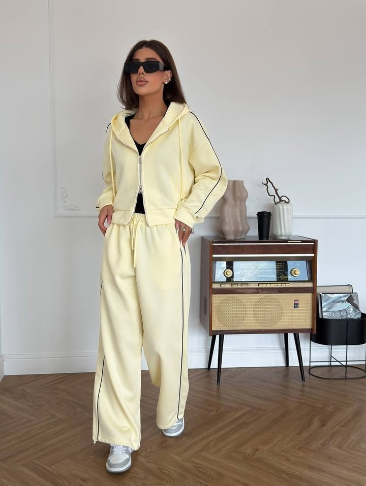 Kvinne casual treningsdrakt med cropped hettegenser og løse joggebukser Skjora