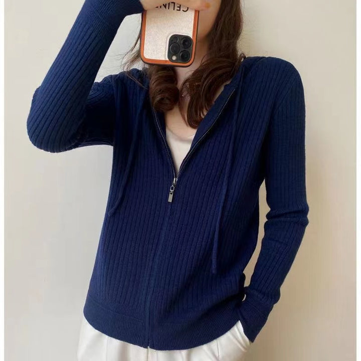 Dame cardigan med hette og fin ribbestruktur Skjora