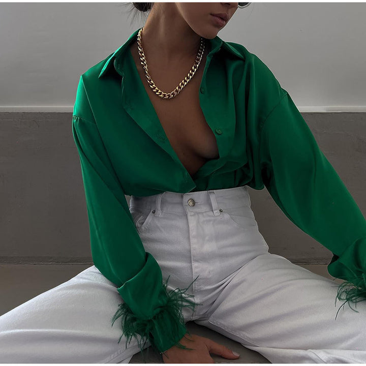 Damebluse med fargerike fjær og elegant snitt Skjora